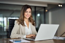 Guia essencial para escolher segurança eletrônica para sua empresa: 5 passos fundamentais para locação de notebooks e computadores corporativos