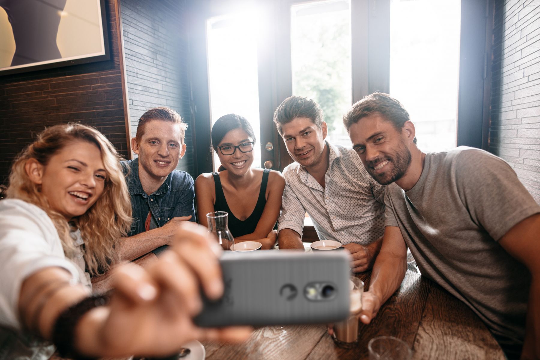 grupo-de-amigos-fazendo-selfie-com-positivo-twist